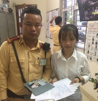 CSGT trả lại 20 triệu đồng cho nữ sinh xuống Hà Nội nhập học