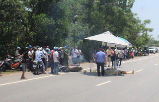 Quảng Nam: Xe tải va chạm với xe máy, một phụ nữ tử vong