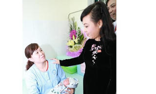 Bộ trưởng Y tế thăm cháu bé ra đời nhờ mang thai hộ