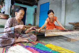 Làng nghề dệt chiếu tất bật làm hàng tết