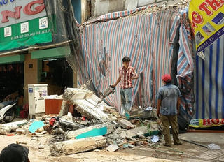 Bức tường bất ngờ đổ sập, hàng chục người chạy thục mạng