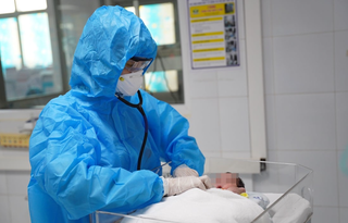 Cứu sống bé gái sơ sinh suy hô hấp nặng, con của bà mẹ mắc Covid-19