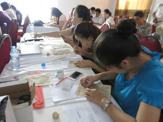 Chuyên gia nước ngoài giúp phục chế tranh giấy
