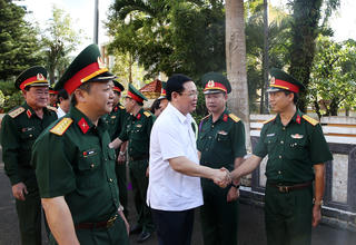 Phó Thủ tướng Vương Đình Huệ làm việc với Binh đoàn 15, 16