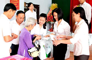 Lo Tết cho người nghèo