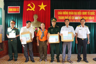 Mặt trận TP HCM tặng quà và giao lưu với dân quân đảo Thổ Chu