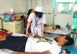 Điều trị sốt xuất huyết tại nhà, nhiều trẻ nguy kịch