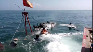Quảng Ngãi: Cứu 6 thuyền viên trên tàu vận tải bị chìm trên biển