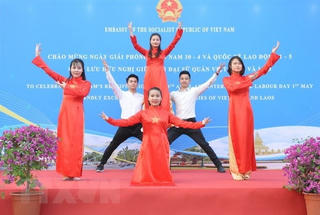 Kỷ niệm 43 năm Giải phóng miền Nam và Giao lưu Việt-Lào tại Trung Quốc