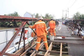 Cầu Long Kiển tê liệt, người dân gặp khó