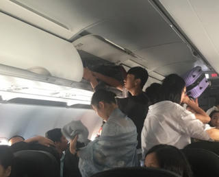 Chửi nhau trên máy bay, 2 nữ hành khách bị cấm bay