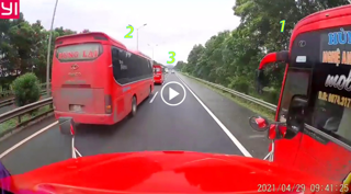 [VIDEO] Ba xe khách phóng nhanh vượt ẩu trên cao tốc ngày nghỉ lễ