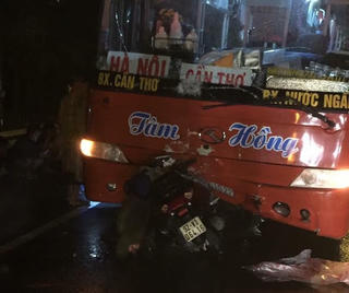 Xe khách va chạm với xe máy, hai mẹ con tử vong