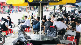 Vẫn tập trung đông người sẽ khó chống dịch