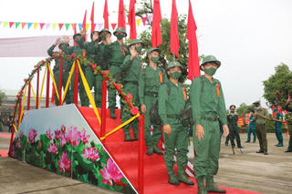 [ẢNH] Quảng Nam, Quảng Ngãi: Hơn 5.000 thanh niên lên đường nhập ngũ