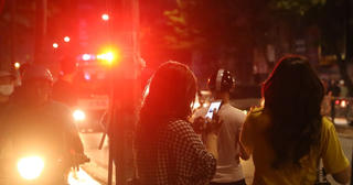 Người dân vây kín xem Công an truy bắt người bố bạo hành con gái 6 tuổi