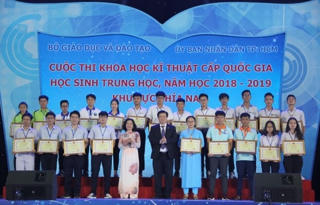 Trao giải cuộc thi khoa học kỹ thuật cho học sinh phía Nam