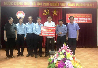 2 tỷ đồng đến với đồng bào vùng bão lũ Hà Tĩnh