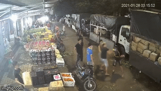 2 kẻ lạ mặt tạt mắm tôm phụ nữ, đâm gục nam thanh niên