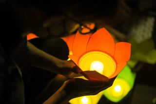 [ẢNH] Lắng đọng trong ánh hoa đăng