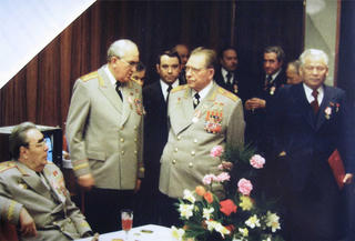 Cựu Thiếu tướng KGB Aleksandr Medvedev viết về hậu trường Điện Kremli: Ở tuổi 'Xưa nay hiếm'