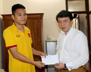 Tổng thư ký Lê Hoài Anh thăm tuyển thủ Lê Văn Thắng