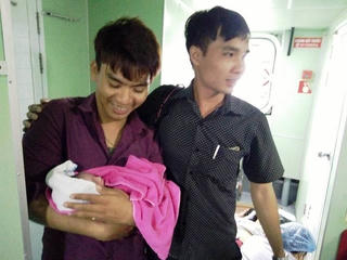 Nam y sĩ đỡ đẻ cho sản phụ trên tàu giữa biển