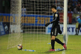 Thủ môn Bùi Tiến Dũng phủ nhận tin sắp chia tay CLB Hà Nội