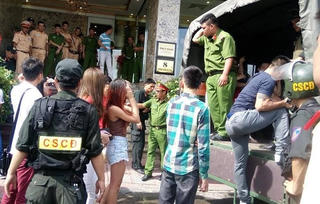 Đột kích quán bar, phát hiện hàng trăm dân chơi đang 'thác loạn'