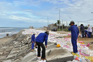 Triều cường tấn công bờ biển Cửa Đại