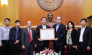 Chủ tịch Nguyễn Thiện Nhân tiếp nhận ủng hộ đồng bào lũ lụt