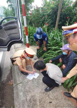 Hà Nội: Bất chấp giãn cách xã hội, ra đường mua ma túy về sử dụng