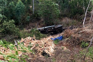 Xe tải lao xuống vực, 4 người tử vong