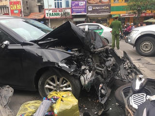 Xe 5 chỗ gây tai nạn liên hoàn ở Hà Nội, 3 người bị thương