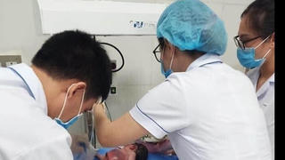 Thái Bình: Cấp cứu bé sơ sinh bị bỏ rơi ngoài ruộng dưới trời nắng nóng