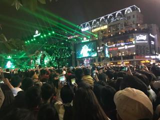 Dòng người đổ về trung tâm Hà Nội và TP HCM đón chào năm mới 2018