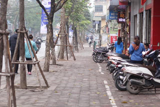 Hà Nội: Không cứng nhắc phá dỡ bục bệ, bậc tam cấp vỉa hè