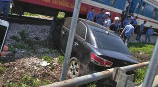Thanh Hóa: Tàu hỏa húc văng ô tô con, tài xế may mắn thoát chết
