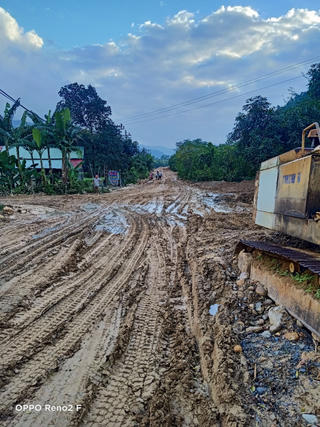 Xe trộn bê tông băm nát đường ĐT 601