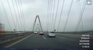 5 ôtô nối nhau đi ngược chiều trên cầu Nhật Tân