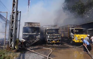 Long An: Cháy lớn ở vựa phế liệu, thiêu rụi ba xe tải