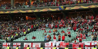 Người hâm mộ bóng đá Anh 'chung tay' phản đối chính sách của UEFA