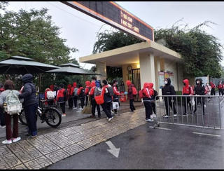 Hà Nội: Sốc với giá đón học sinh trái giờ