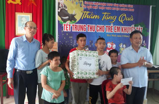 Mặt trận tỉnh Quảng Bình thăm, tặng quà Tết Trung thu cho trẻ khuyết tật
