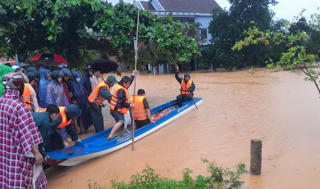 Mưa lớn kéo dài, lũ lên nhanh