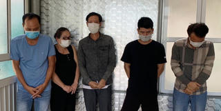 Một phụ nữ U50 đánh ‘3 cây’ ăn tiền với 4 người đàn ông 