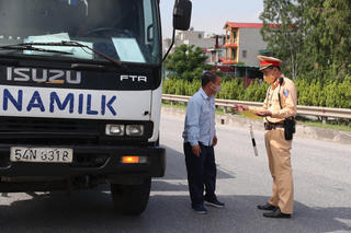 ‘Ma trận’ giấy đi đường