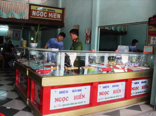 Ngủ dậy biết trộm đột nhập tiệm vàng lấy hơn nửa tỷ