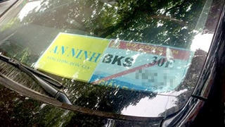 Phạt xe cá nhân để trang phục công an sai quy định