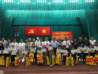 Phó Thủ tướng Trương Hòa Bình trao học bổng cho học sinh dân tộc Chăm